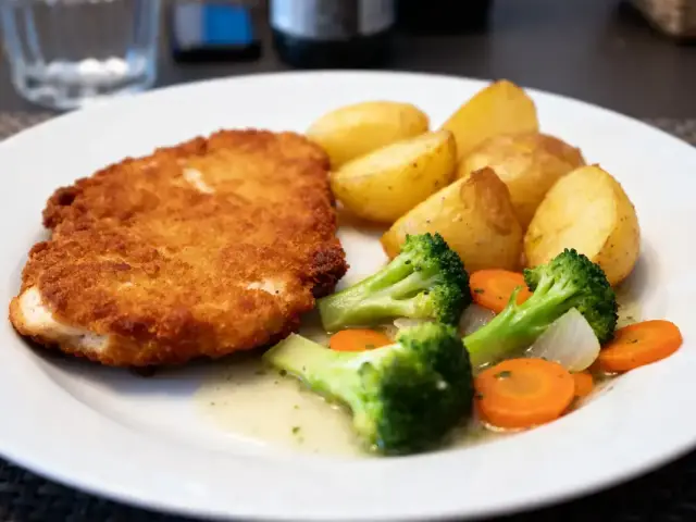 Escalope panée avec pommes de terre et légumes, accompagnement pour cordon bleu idéal