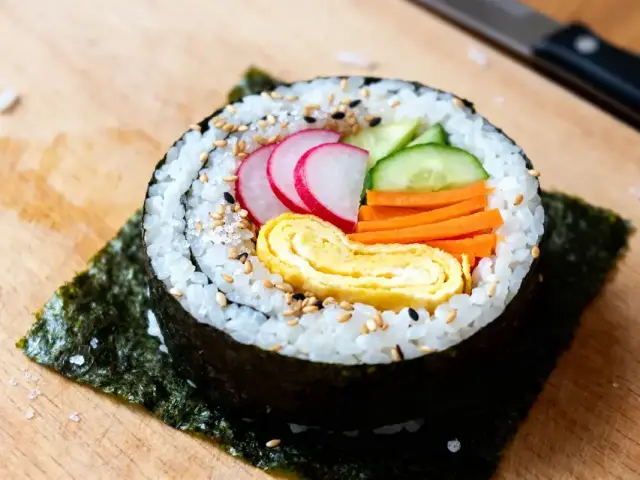 Tranche de kimbap avec légumes et omelette, parfaite recette de kimbap maison colorée et délicieuse