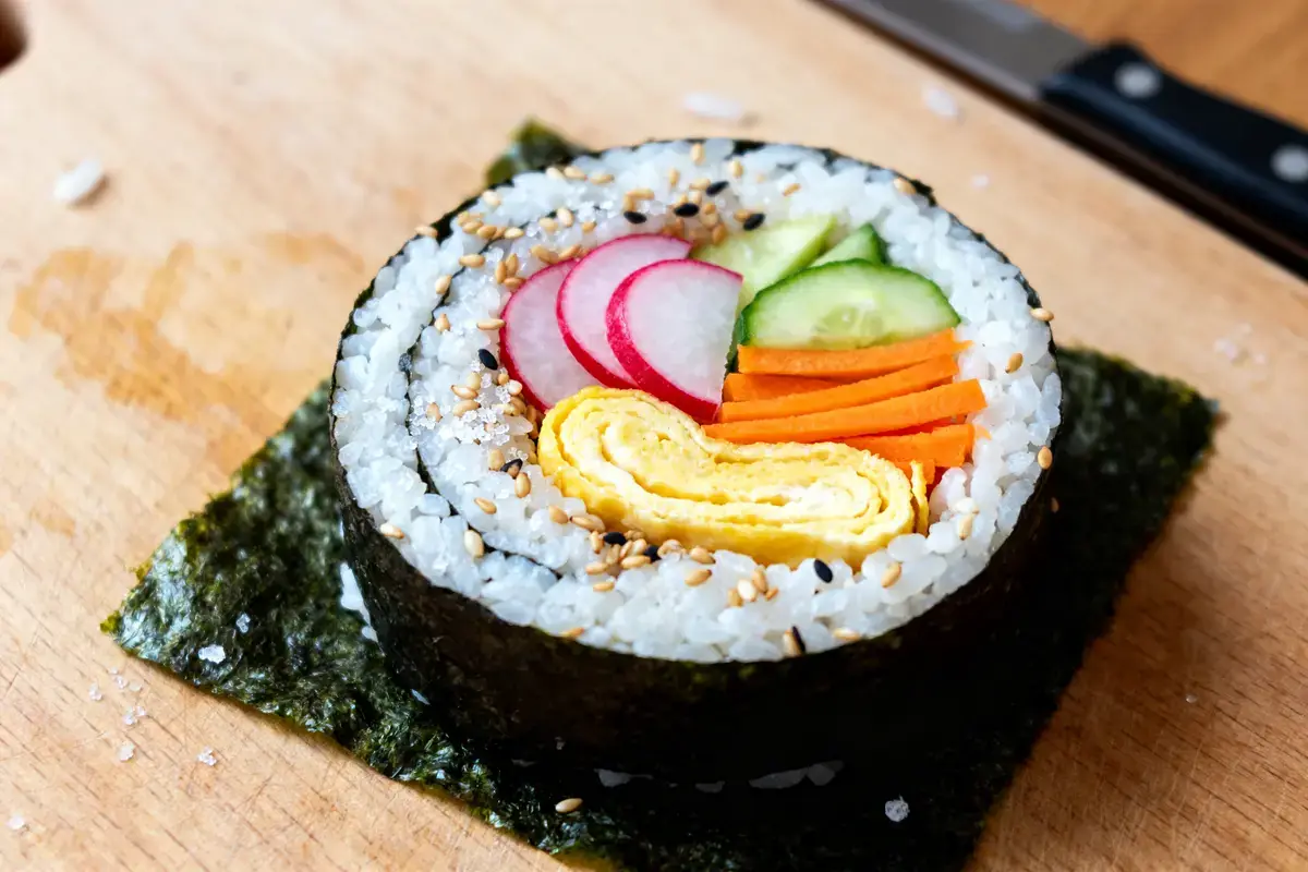 Tranche de kimbap avec légumes et omelette, parfaite recette de kimbap maison colorée et délicieuse
