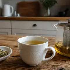 Tasse d'infusion et théière sur table en bois pour slowinfusion.fr